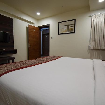 Hotel Fun Park Sanand Exterior photo