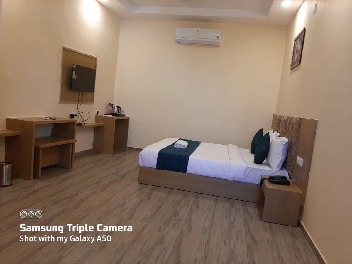 Hotel Fun Park Sanand Exterior photo