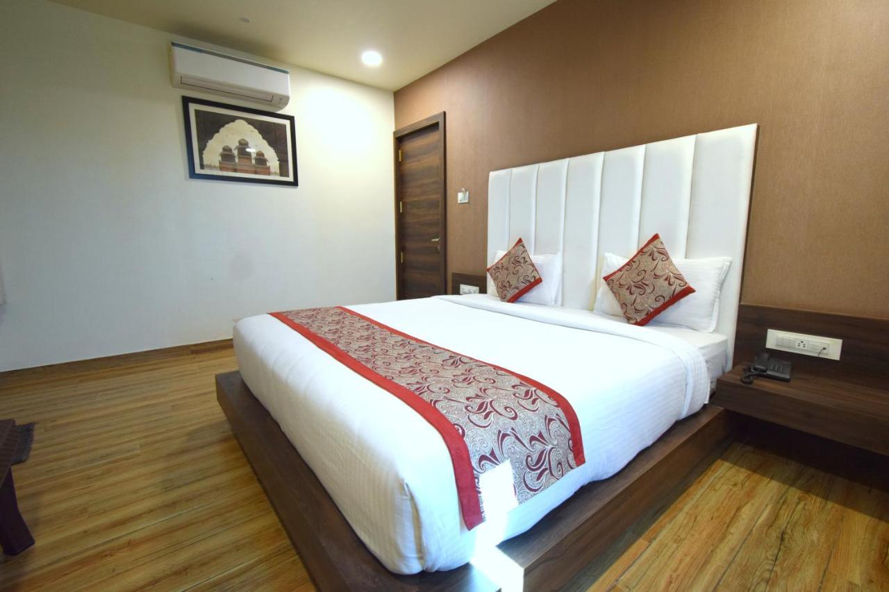 Hotel Fun Park Sanand Exterior photo